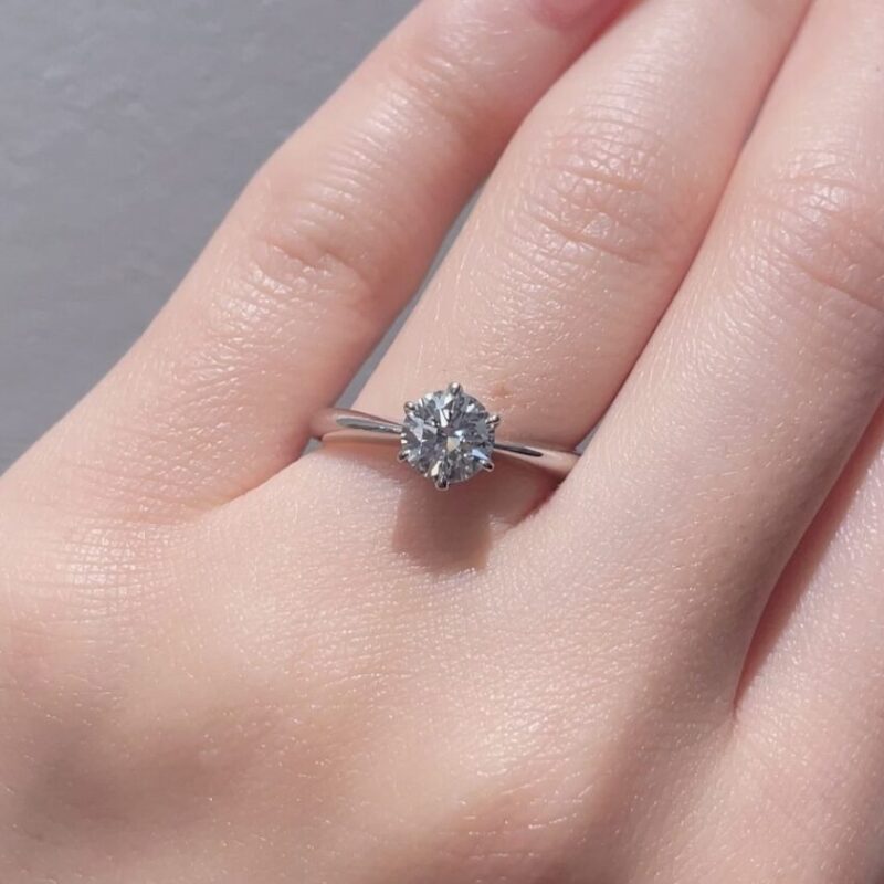 0.75カラットのロイヤル・アッシャーの婚約指輪ERA251の着用画像